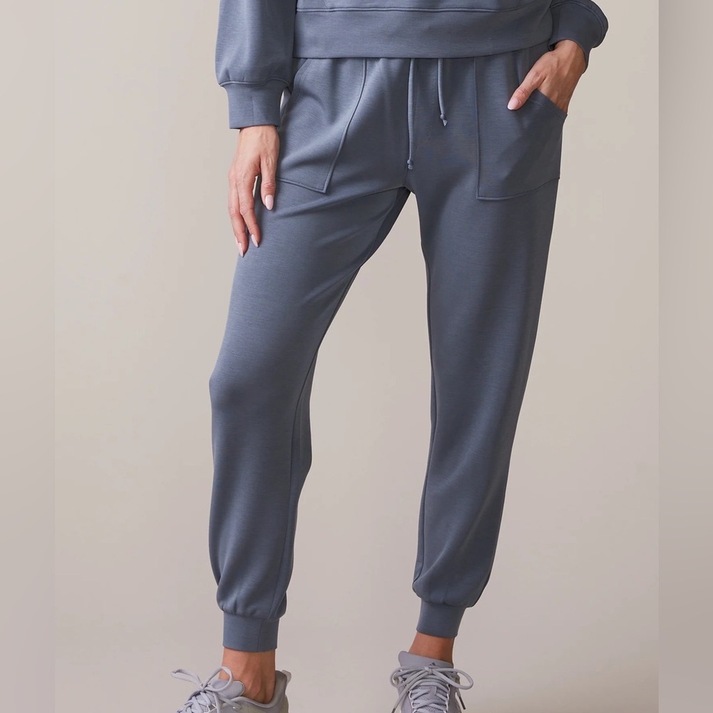 THRIVE SOCIÉTÉ PATCH POCKET JOGGERS IN INDIGO, WOMEN SIZE S